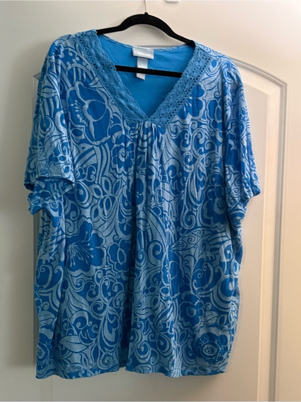 PLUS SIZE 3x LIKE NEW Blue Floral Lace  V-Neck Double Material Women's Top